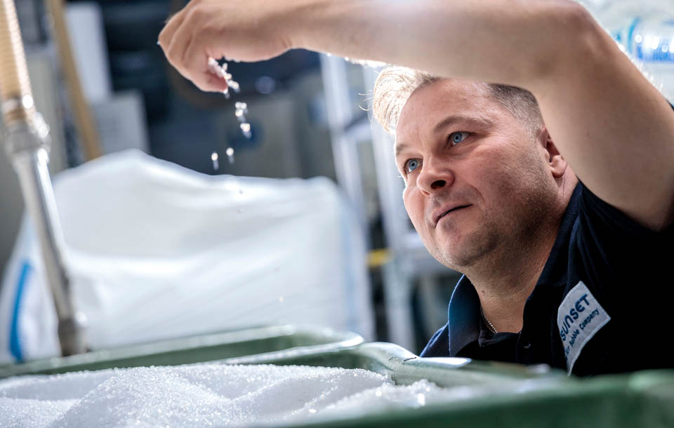 In unserem Recyclingbereich bereiten wir unsere internen Abfälle wieder zu hochwertigen Rohstoffen auf, die wir vollständig wieder einsetzen.